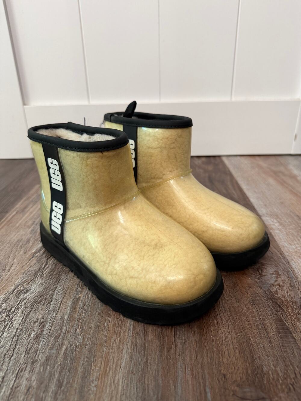 UGG Classic Clear Mini waterproof ankle boot in the natural/black sz 6.5 EUC